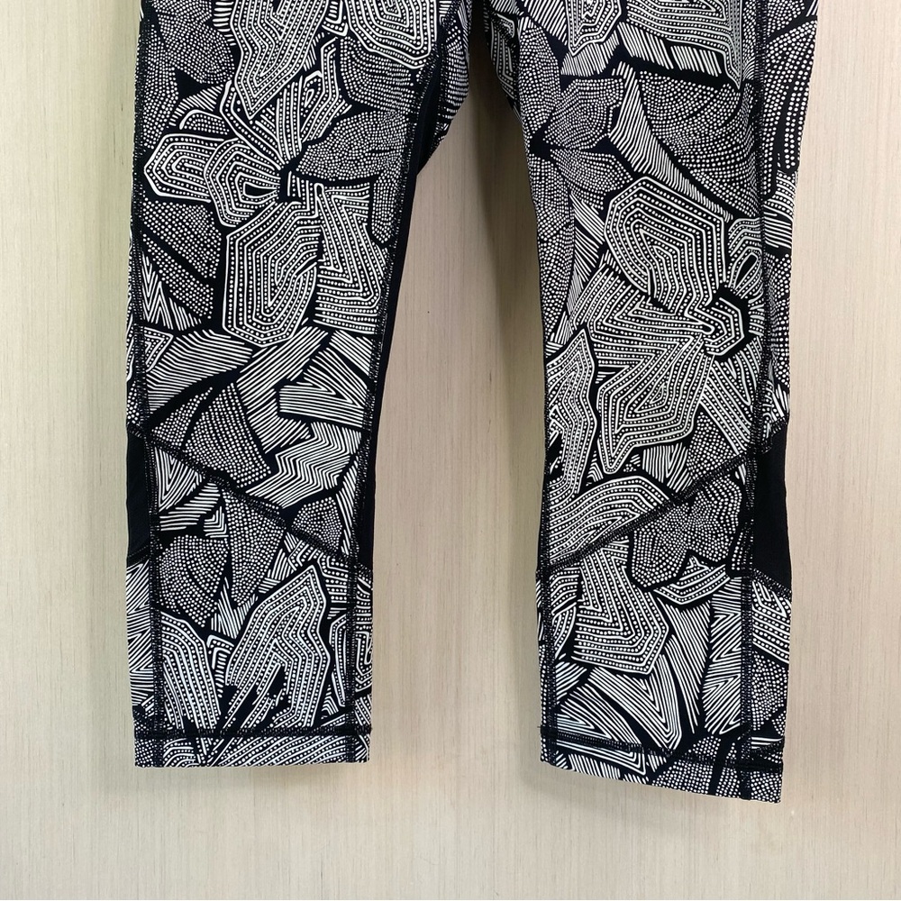 Lululemon Women’s Pace Rival Crop Leggings Dottie Tribe White Black Pattern 12 - Picture 3 of 8